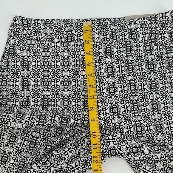 Chico's Black and White Geometric Bermuda Shorts NWT Pockets Women’s Size 0/US 4 - Picture 14 of 16